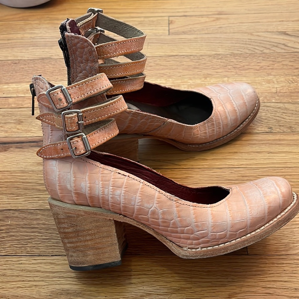 BLUSH RANDI from Freebird by Steven. Fair condition
